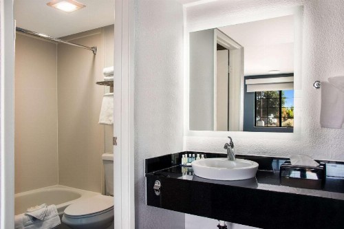GreenTree Inn Santa Fe - image 6