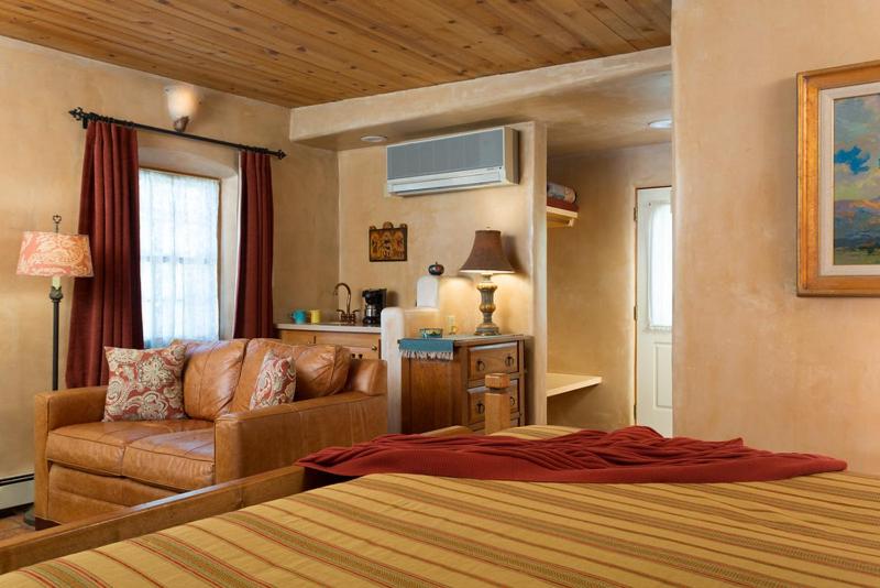 El Farolito B&B Inn - image 2