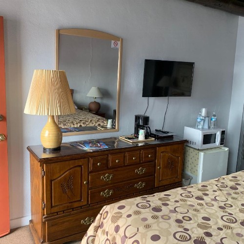 Cottonwood Court Motel - image 20