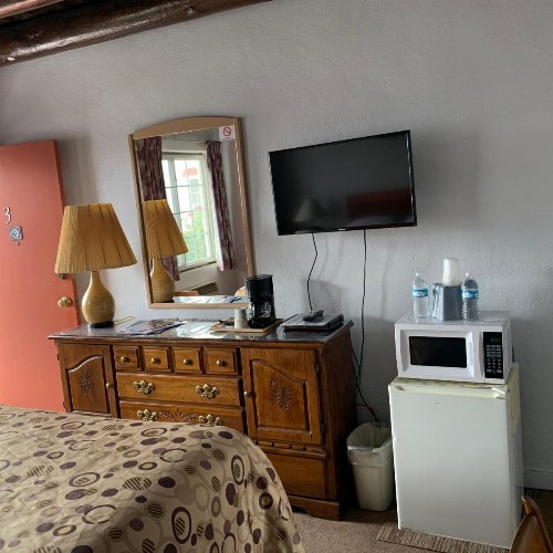 Cottonwood Court Motel - image 21