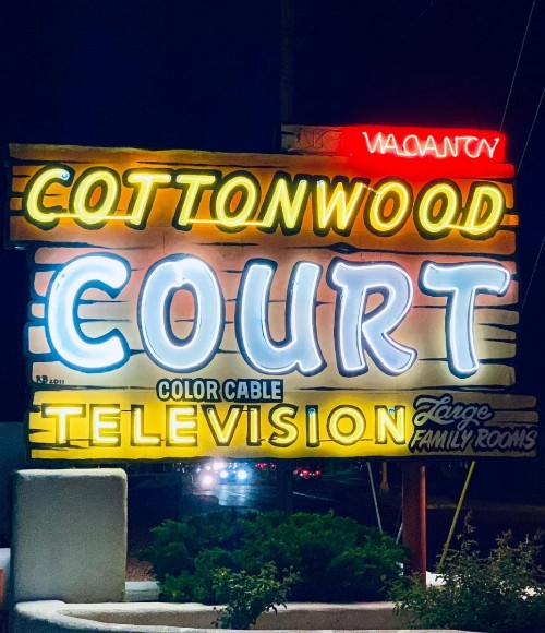 Cottonwood Court Motel - image 4