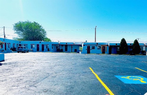 Cottonwood Court Motel - image 44