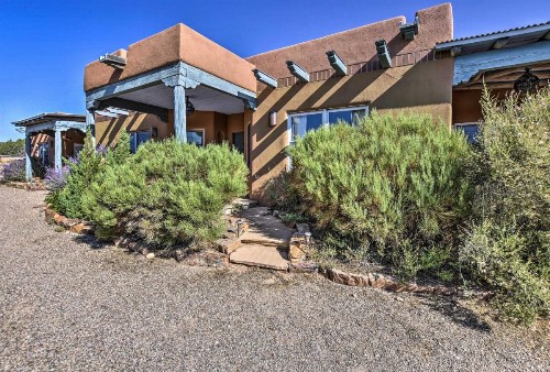 Stunning Santa Fe SW-Style Getaway with Indoor Pool! - image 8