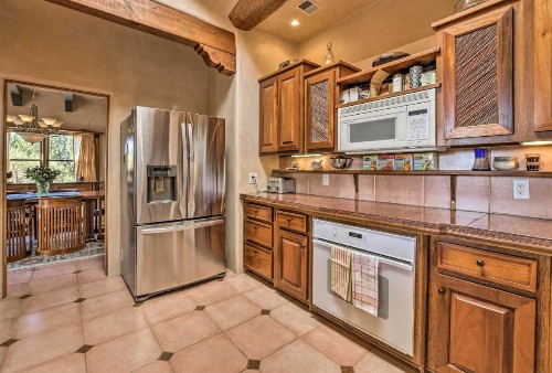 Stunning Santa Fe SW-Style Getaway with Indoor Pool! - image 9