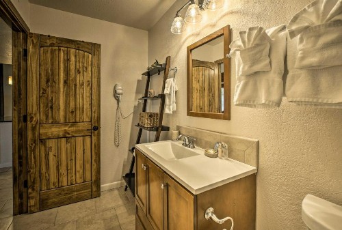Adobe-Style Abode with Amenities - Walk to Plaza! - image 9