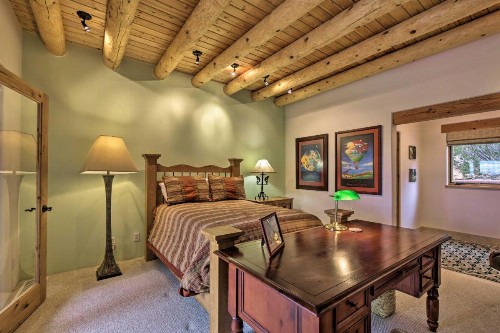 Adobe-Style Santa Fe Home - 17 Mi to Ski SF! - image 10