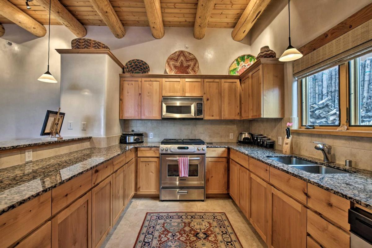 Adobe-Style Santa Fe Home - 17 Mi to Ski SF! - image 6