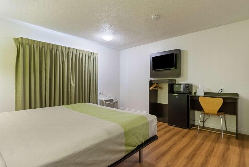 Motel 6-Santa Maria CA - South - image 3