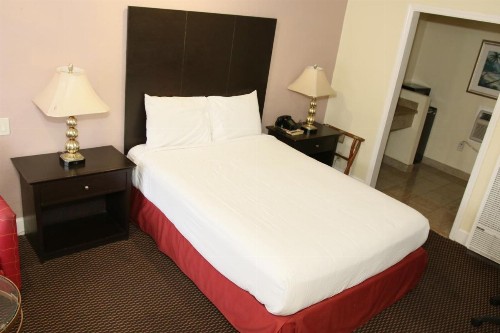 Town and Country Inn - image 10