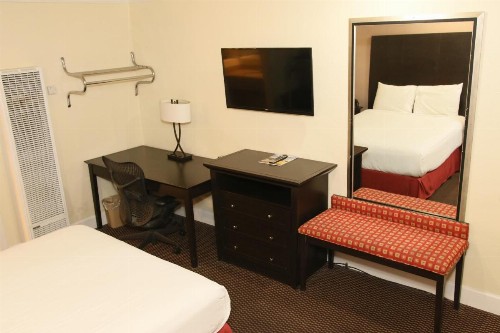 Town and Country Inn - image 11