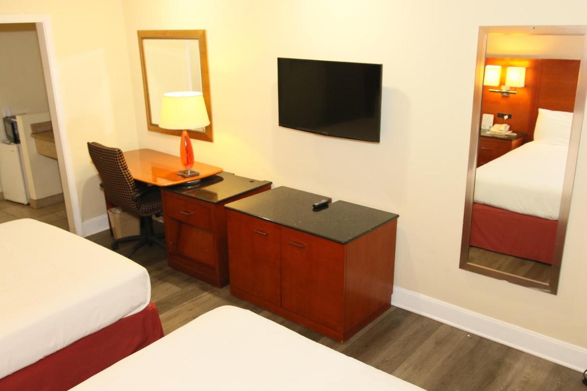 Town and Country Inn - image 2