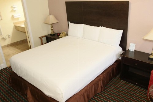 Town and Country Inn - image 28