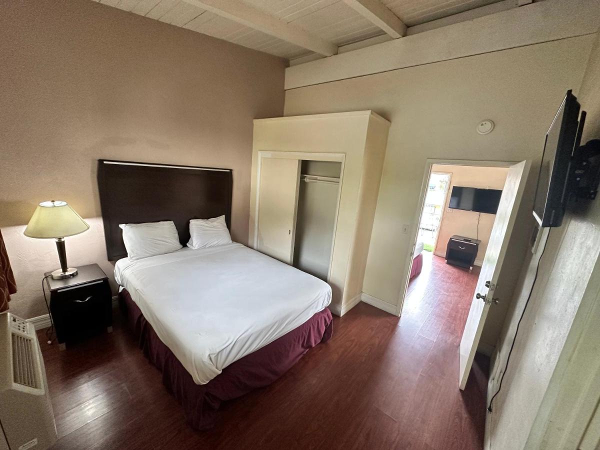 Town and Country Inn - image 3