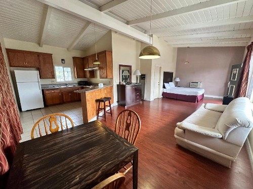 Town and Country Inn - image 31