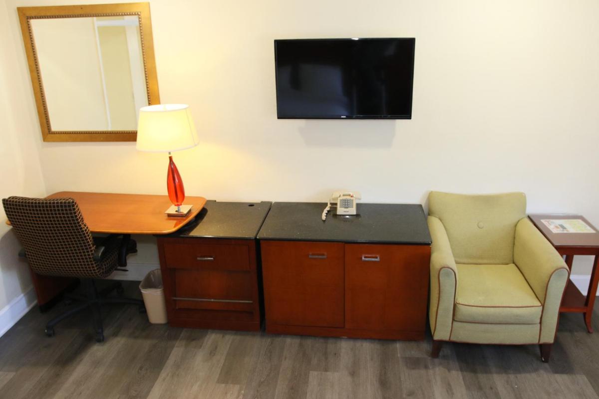 Town and Country Inn - image 4