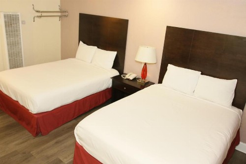 Town and Country Inn - image 5