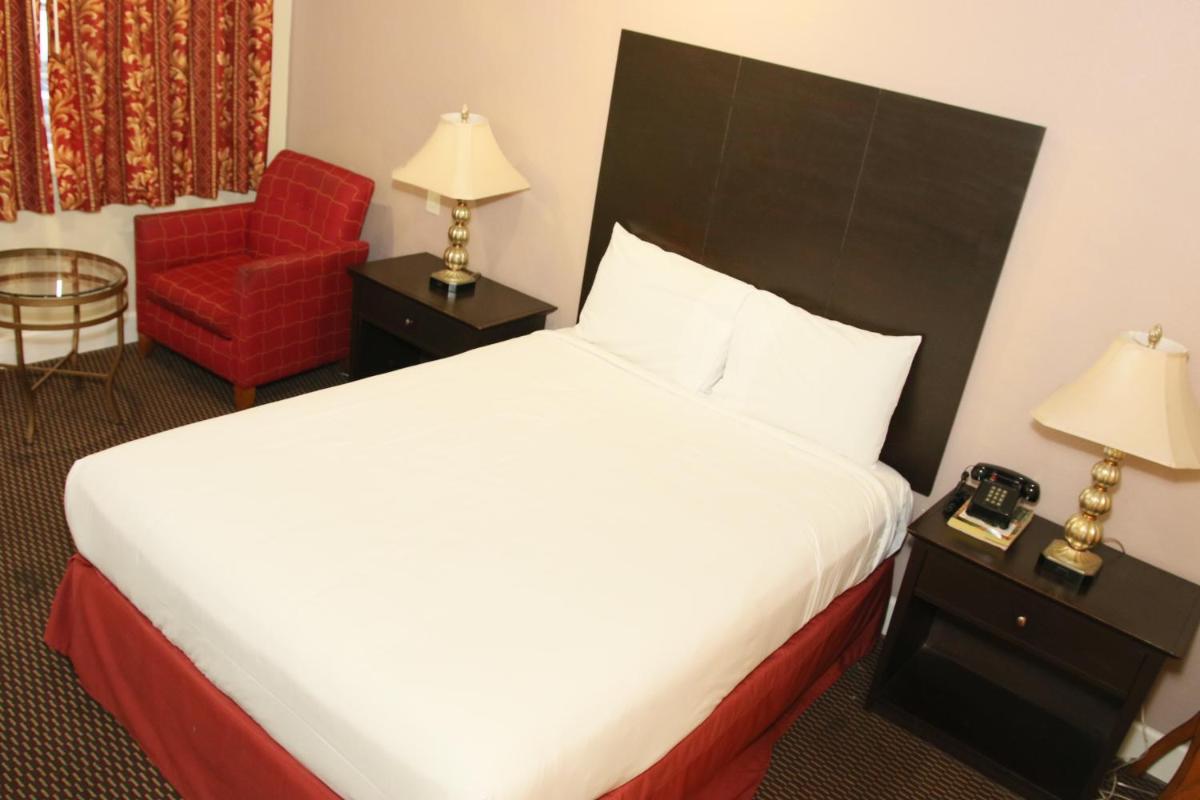 Town and Country Inn - image 6