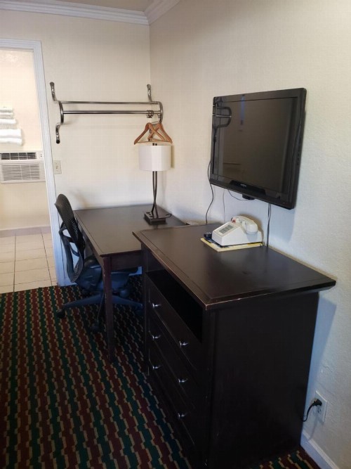 Town and Country Inn - image 7