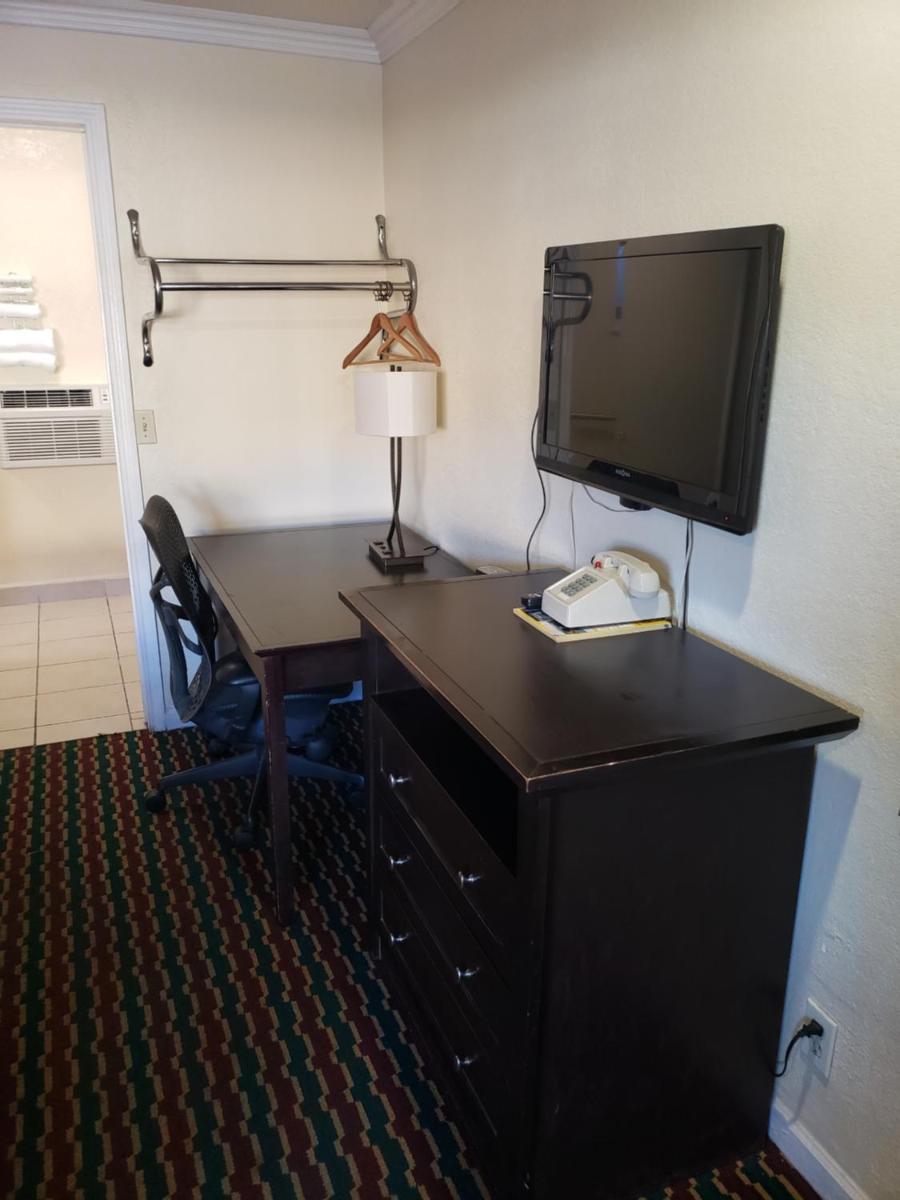 Town and Country Inn - image 7