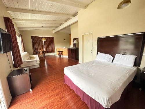 Town and Country Inn - image 8
