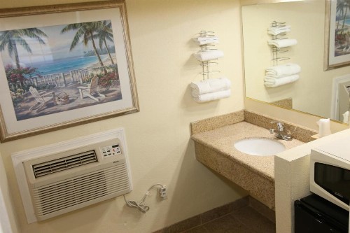 Town and Country Inn - image 9