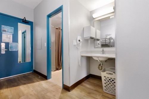 HI Los Angeles - Santa Monica Hostel - image 25