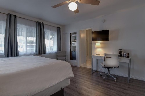 Bayside Hotel - image 35
