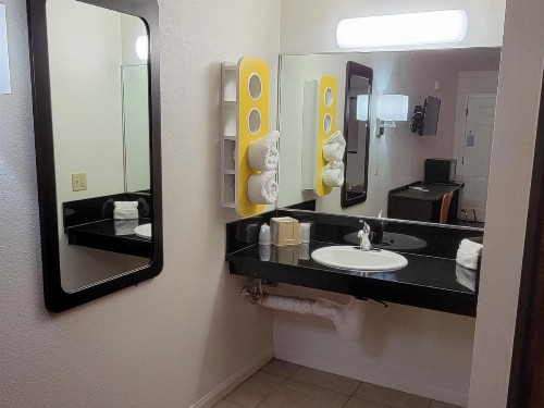 Motel 6-Santa Nella CA - Los Banos - image 17