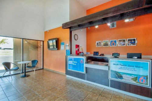 Motel 6-Santa Nella CA - Los Banos - image 2
