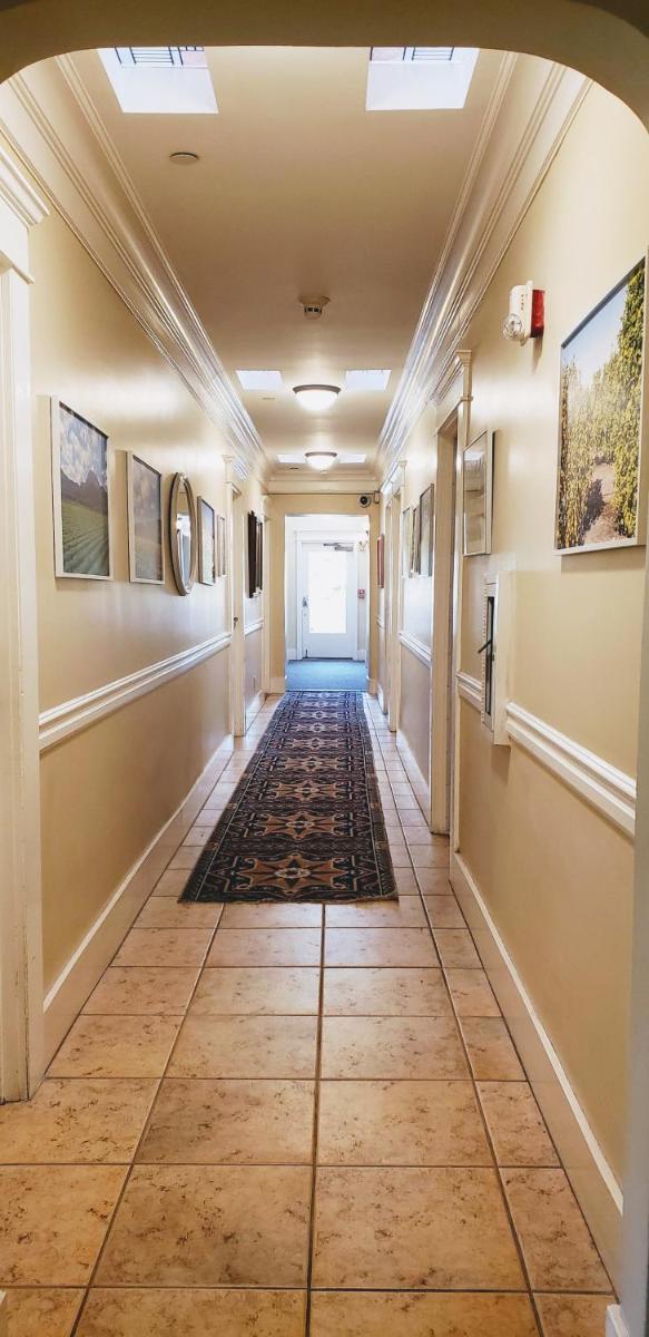 Santa Paula Inn - image 4