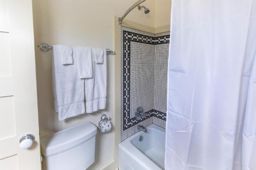 Hibiscus Coffee & Guesthouse - image 40