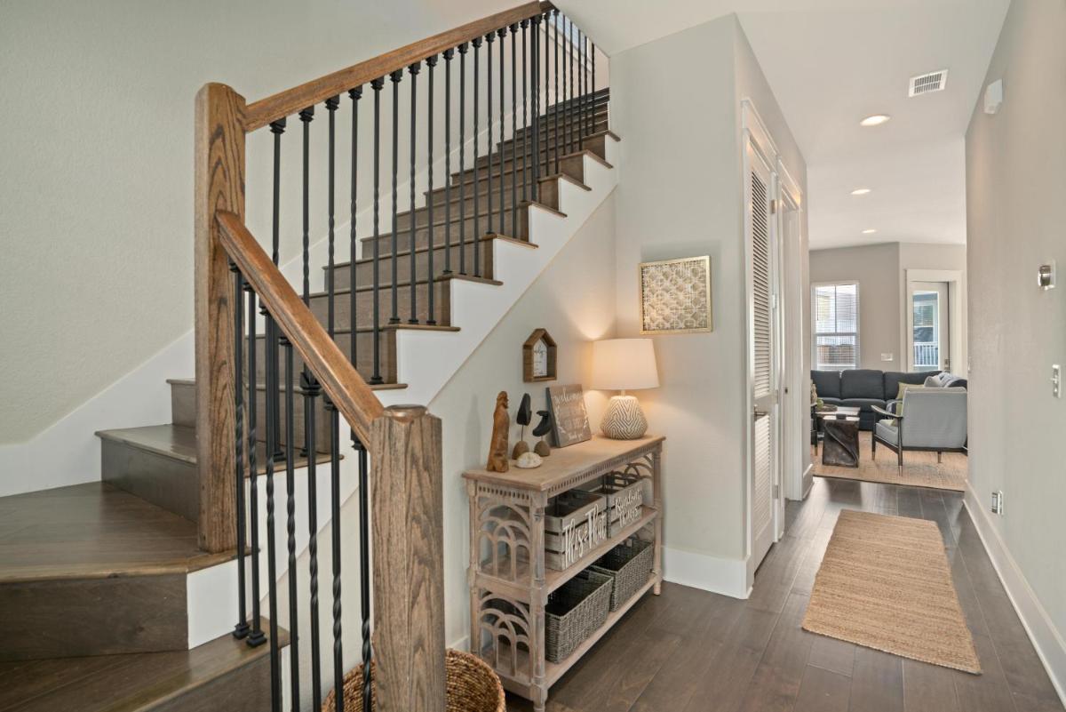 BOHO Retreat - Clean Beauitfully Decorated and Great Community Pool! - image 3
