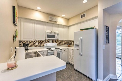 Bright Coastal Condo with Pool 0 5 Mi to Beach - image 10
