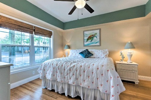 Bright Coastal Condo with Pool 0 5 Mi to Beach - image 11