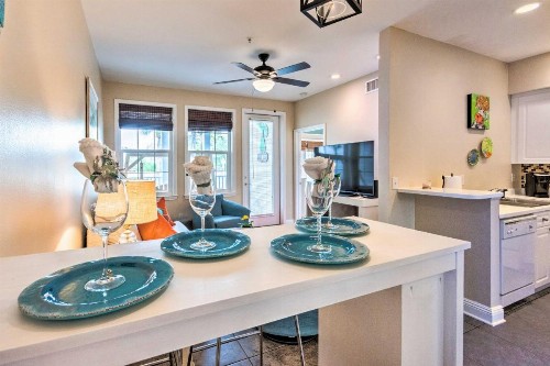 Bright Coastal Condo with Pool 0 5 Mi to Beach - image 7
