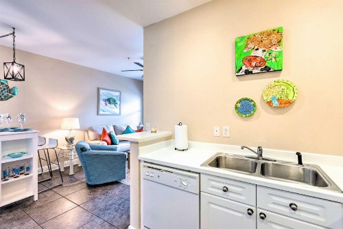 Bright Coastal Condo with Pool 0 5 Mi to Beach - image 8