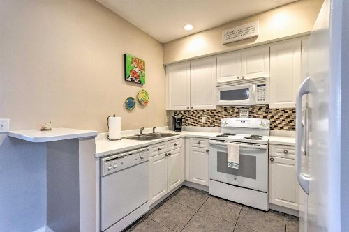Bright Coastal Condo with Pool 0 5 Mi to Beach - image 9