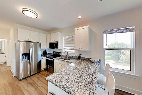 Hidden Lakes Gem - Balcony & Pool - Walk to Beach condo - image 10