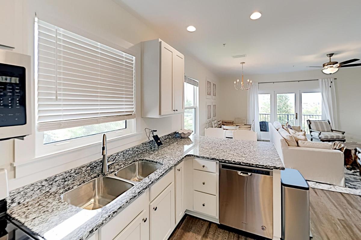 Hidden Lakes Gem - Balcony & Pool - Walk to Beach condo - image 7