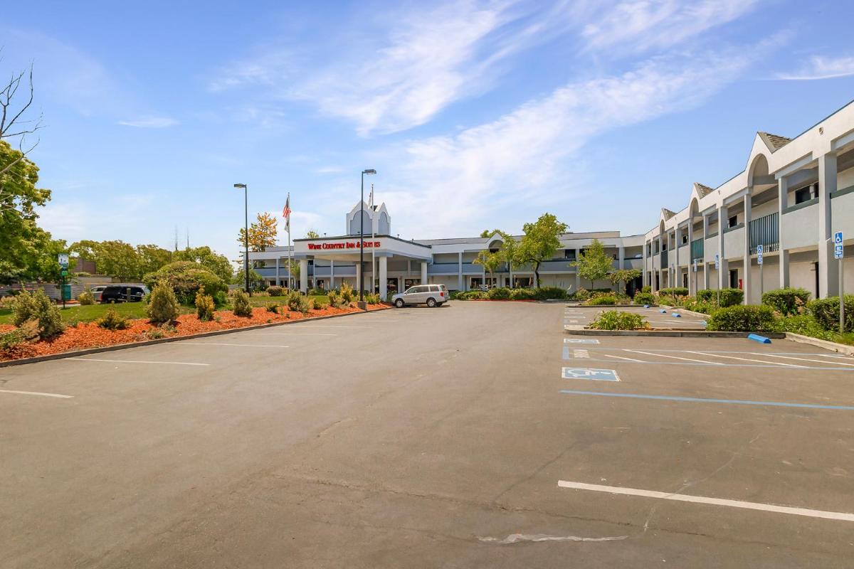 Best Western Plus Wine Country Inn & Suites - image 2