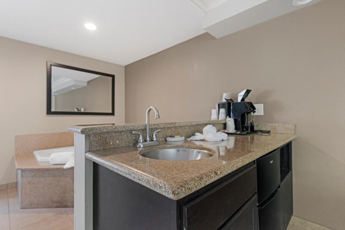 Best Western Plus Wine Country Inn & Suites - image 3