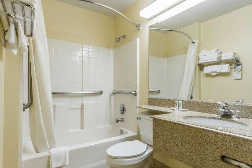 Quality Inn & Suites Santa Rosa - image 18