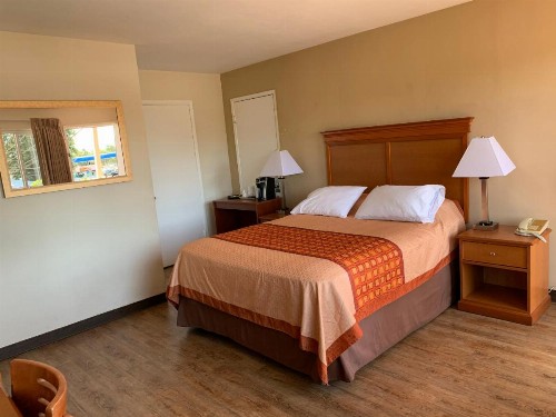 Redwood Inn - image 10