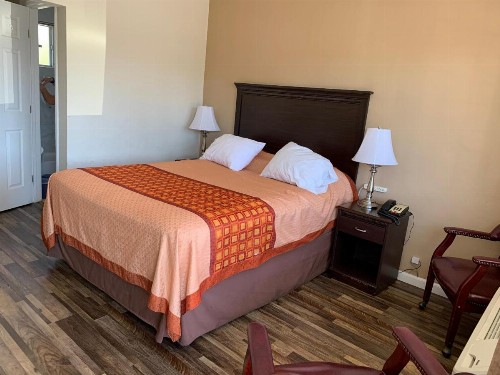 Redwood Inn - image 11