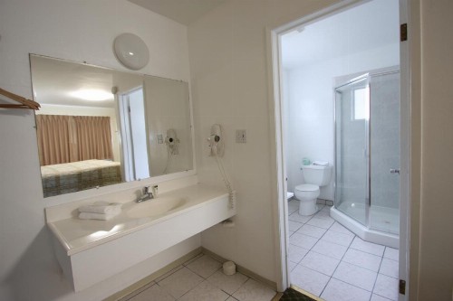 Redwood Inn - image 17