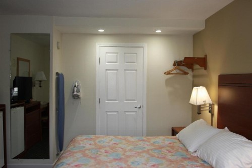 Redwood Inn - image 22