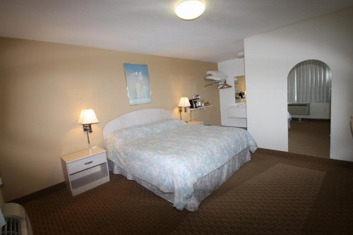 Redwood Inn - image 27