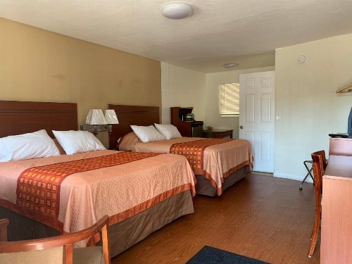 Redwood Inn - image 43