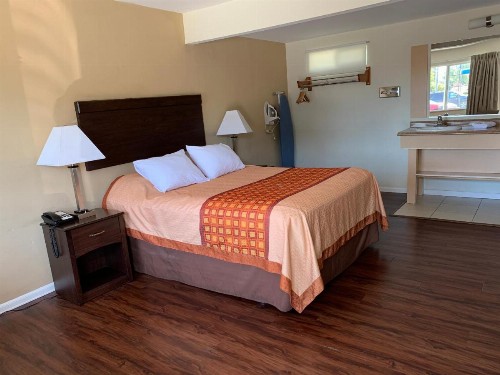 Redwood Inn - image 9
