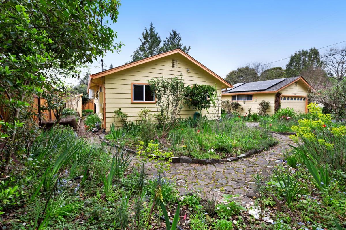 Hummingbird Garden Retreat - image 6